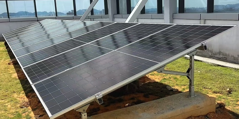 A photo of a PV array on top of a campus building.